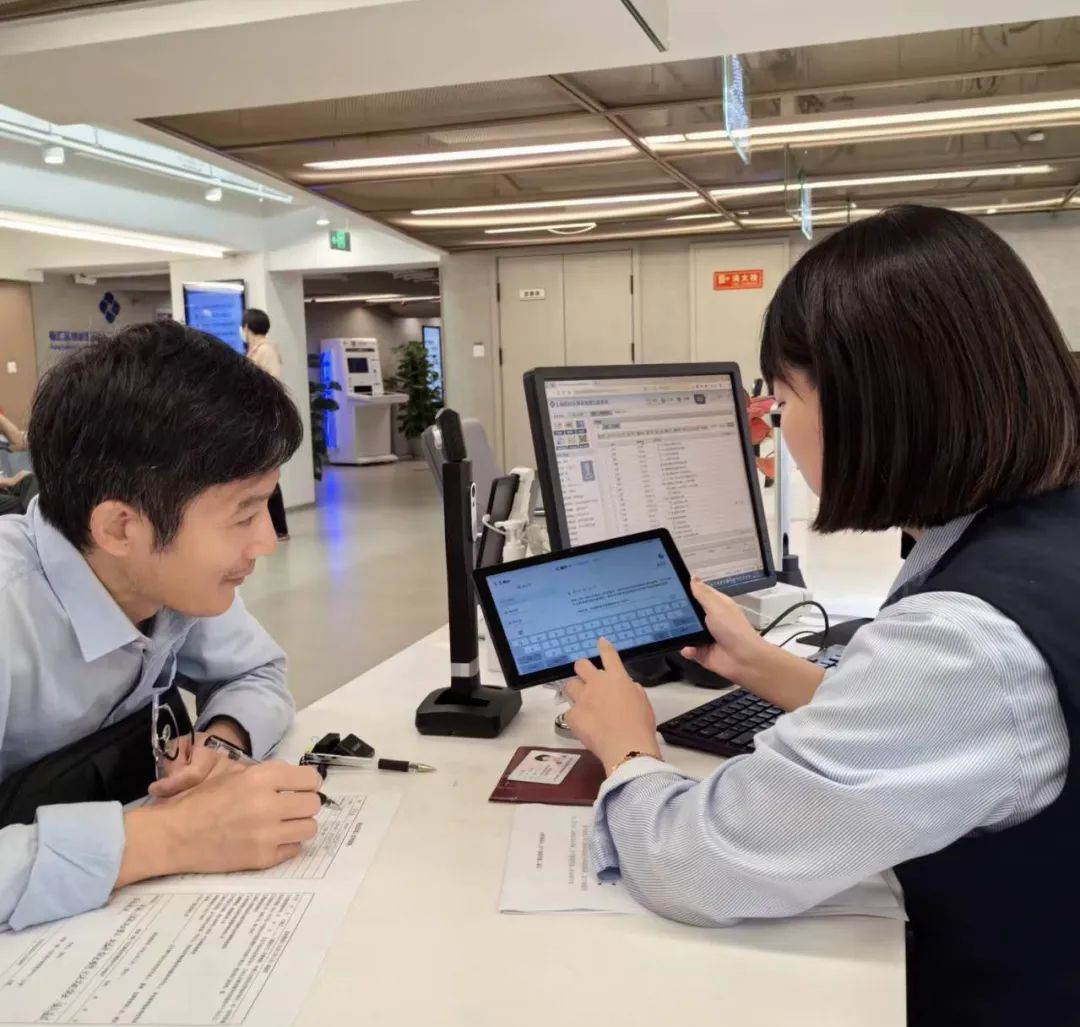 智慧政務(wù)新篇章 徐匯區(qū)推出“AI咨詢(xún)師”與“匯通辦”大模型